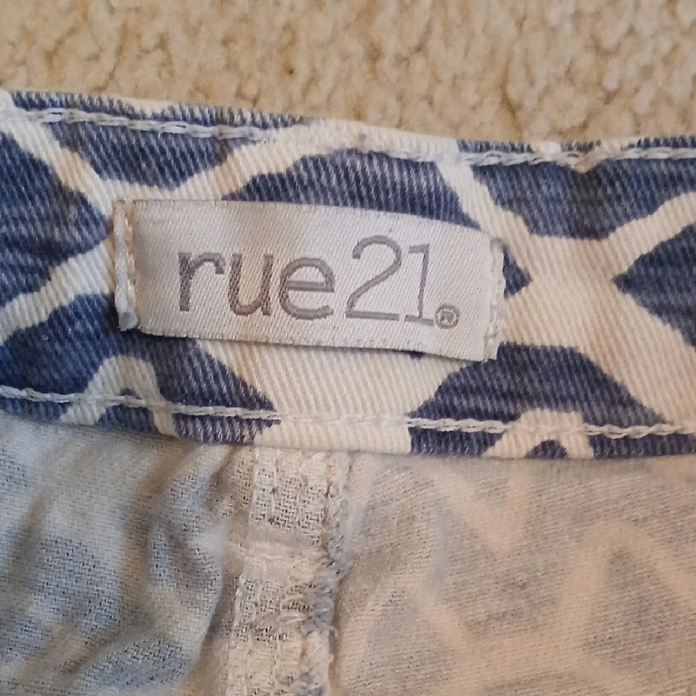 Rue21 Geometric Blue & White Jean Shorts Women's 5/6